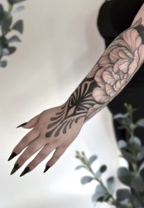 dotwork - dotwork tattoo - ornamental tattoo - ornament - peony - peony tattoo - bloemen tattoo - sleeve - breda