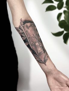 guitar - guitar tattoo - namen kinderen tattoo - tatoeage - leaves - dot shading - music tattoo