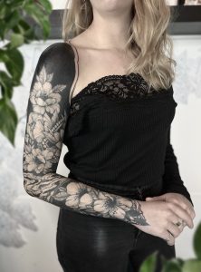floral sleeve - blackout - liquid tattoo - bloemen - tatoeage - breda - studio zwartzout