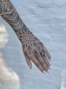 dotwork - dotwork tattoo - tattoo - handtattoo - jobstopper - ornamental tattoo - dotje - breda - studio zwartzout