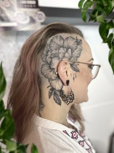 peony tattoo - peony - head tattoo - pioenroos tattoo - tatoeage - jobstopper - breda - studio zwartzout