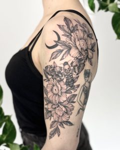 Moth tattoo - nachtvlinder - butterfly - peony - roses - moon - tattoo - black and grey - floral - flower - Breda - bloemen tattoo - studio zwartzout