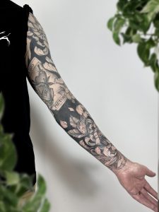 sleeve tattoo - floral sleeve - chrysanthemum tattoo - chrysant - owl - skull tattoo - ornamental - snake tattoo - breda - studio zwartzout - blackout