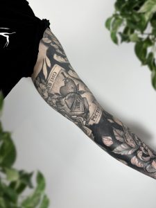 sleeve tattoo - floral sleeve - chrysanthemum tattoo - chrysant - owl - skull tattoo - ornamental - snake tattoo - breda - studio zwartzout - blackout - tarot tattoo