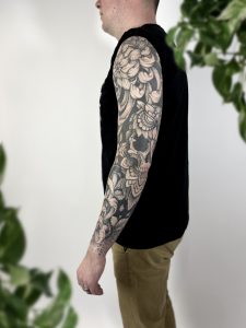 sleeve tattoo - floral sleeve - chrysanthemum tattoo - chrysant - owl - skull tattoo - ornamental - snake tattoo - breda - studio zwartzout - blackout