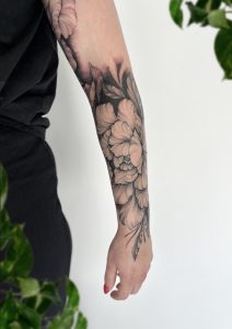 peony sleeve - peony tattoo - peony ornamental - blackout background - flower tattoo - floral - tatoeage - pioenroos tattoo - studio zwartzout - Breda