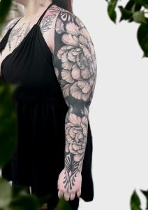 peony sleeve - peony tattoo - peony ornamental - blackout background - flower tattoo - floral - tatoeage - pioenroos tattoo - studio zwartzout - Breda